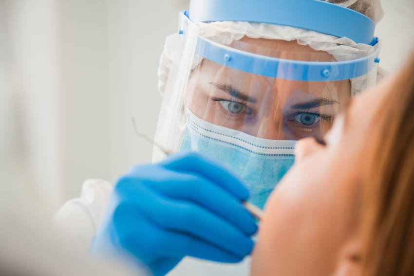 Dentiste en plein traitement dentaire