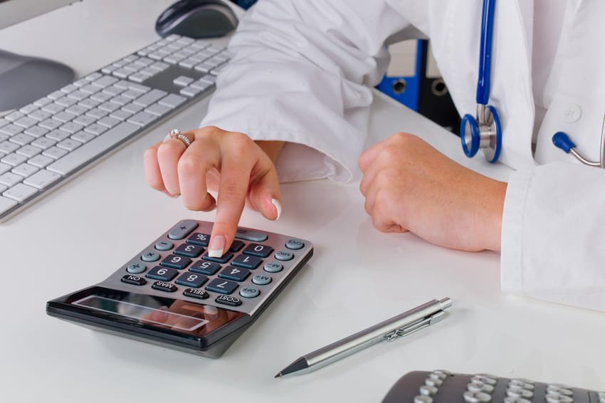 Une coordinatrice calcule le prix d'une abdominoplastie