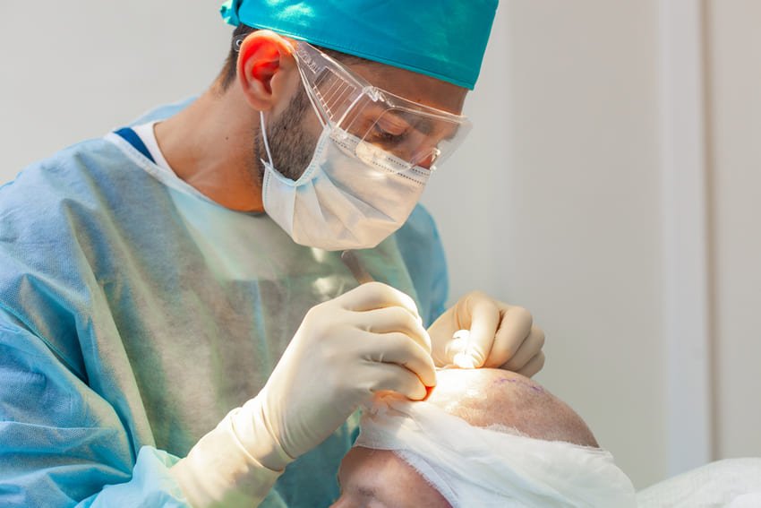check up du chirurgien poendant la greffe de cheveux